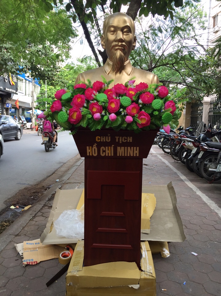 bằng khen, tượng, ảnh Bác